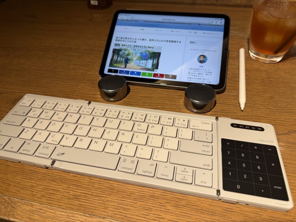 展開した状態のNillkinキーボード。テンキー付きのフルサイズ配列