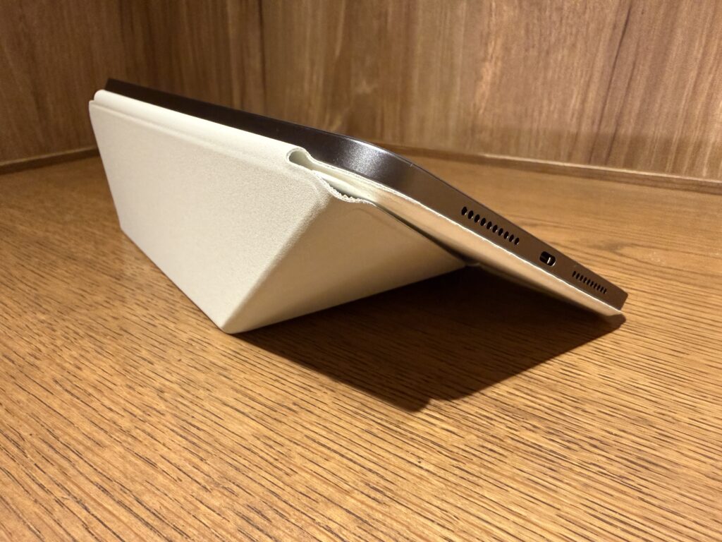 PITAKAのケースでiPad miniを立てた状態